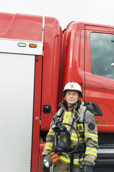 Vrouwelijke Brandweerman Staande Door Brandweerwagen — Stockfoto
