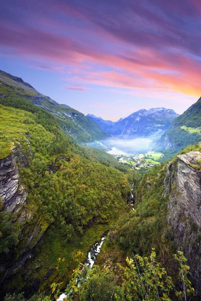 Groene Bergen Vallei Onder Bewolkte Zonsondergang Hemel — Stockfoto