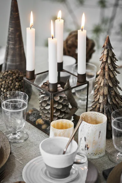 Чашки Блюдце Свічки Столі Під Час Різдва — стокове фото