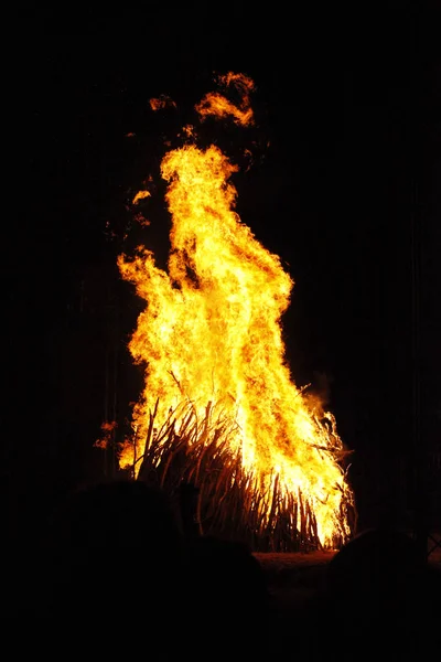 Frontansicht Des Feuers Auf Schwarzem Hintergrund — Stockfoto