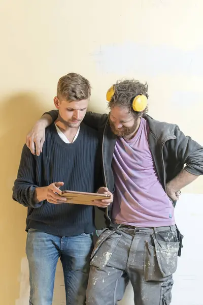 Friends Using Digital Tablet Renovation — Stock Photo, Image