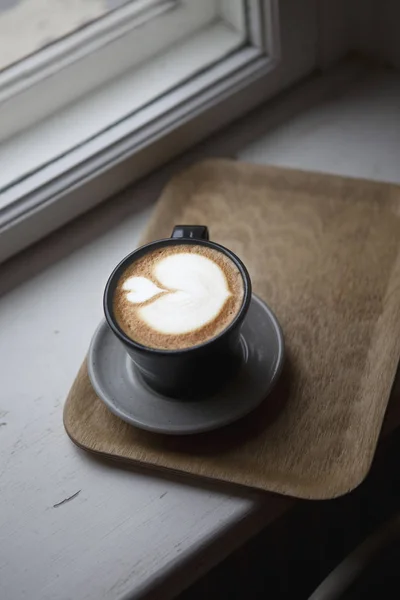 Planche Bois Avec Tasse Latte Sur Rebord Fenêtre — Photo