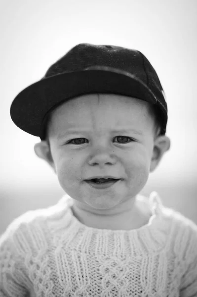 野球帽の少年の正面図 — ストック写真