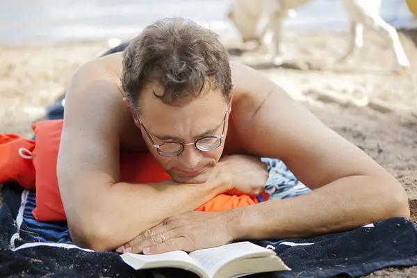 Portrait Man Reading Beach Focus Foreground — Stock Photo, Image