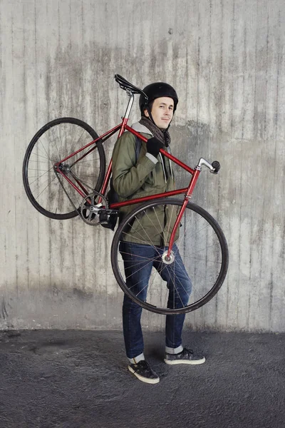 Homem Adulto Médio Segurando Bicicleta Engrenagem Fixa — Fotografia de Stock