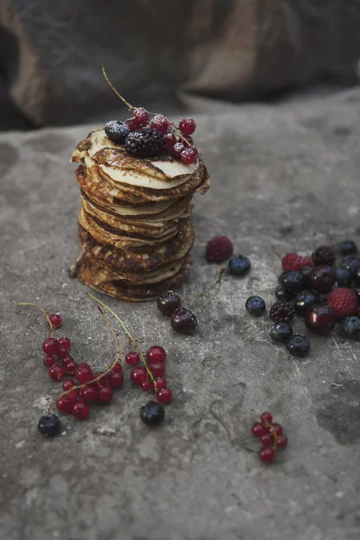 Stapel Pfannkuchen Mit Beeren Auf Dem Tisch — Stockfoto