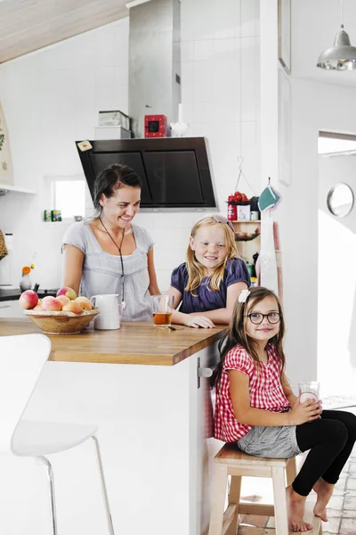 Mother Daughters Smiling Kitchen — Stock Photo, Image