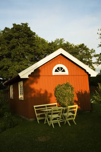 Falu Rotes Ferienhaus Mit Tisch Und Stühlen Sonnenlicht — Stockfoto