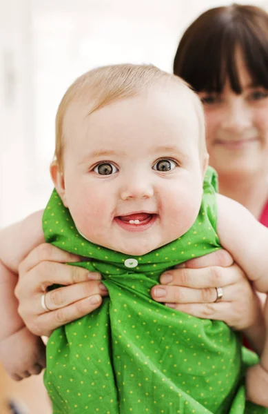 Madre Mostrando Bebé Niña Centran Primer Plano — Foto de Stock