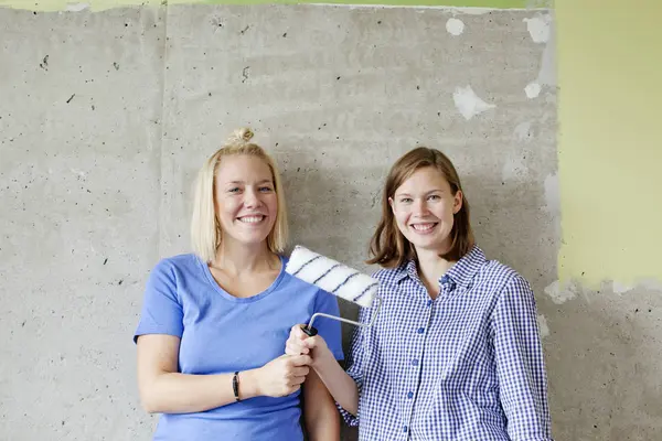 Young Women Standing Wall Holding Paint Roller — Stock Photo, Image