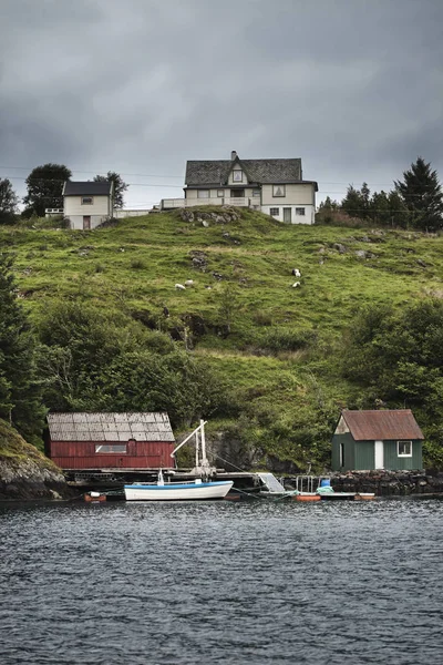 Fishing Houses Boats Shore Green Hill — Stock Photo, Image