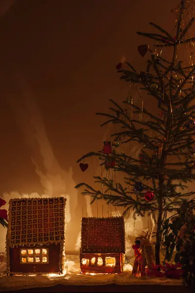 Verlichte Peperkoekhuisjes Kerstversiering — Stockfoto