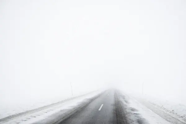 Vervagen Van Weg Mist Sneeuw Bedekt Landschap — Stockfoto