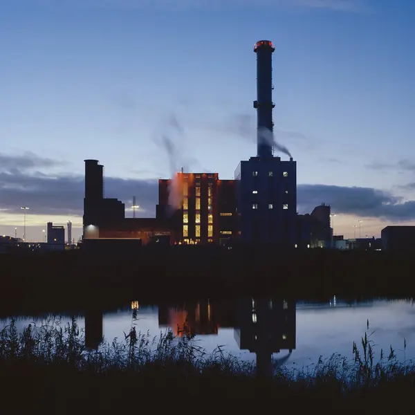 Edifícios Industriais Com Canos Refletindo Água Noite — Fotografia de Stock