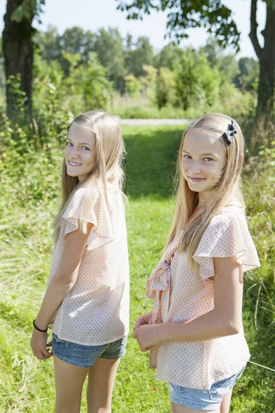 Вид Двох Дівчат Пішохідній Доріжці Фокус Передньому Плані — стокове фото