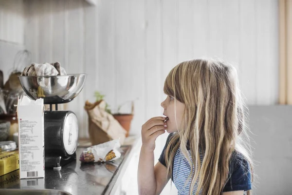 Side View Little Girl Cooking — Stock Photo, Image