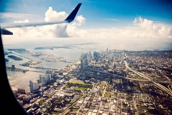 Utsikt Över Miami Stadsbilden Från Flygplan Med Vinge — Stockfoto