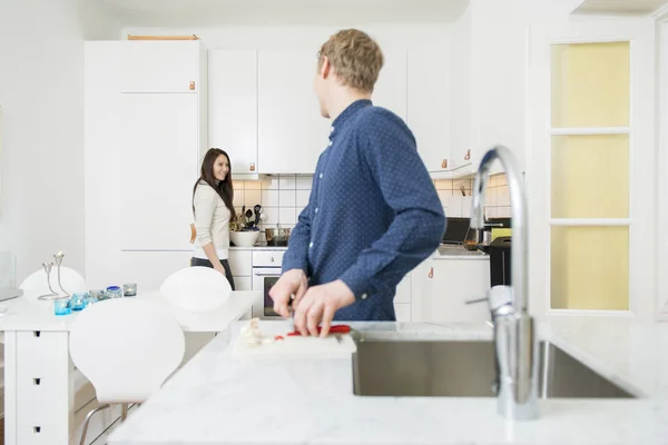 Beberapa Mencuci Piring Dapur Rumah Fokus Diferensial — Stok Foto