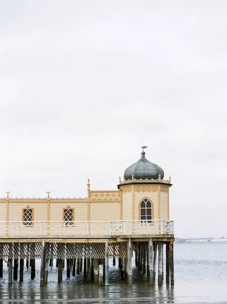 Hölzernes Badehaus Auf Dem Meer Mit Bewölktem Himmel Hintergrund — Stockfoto