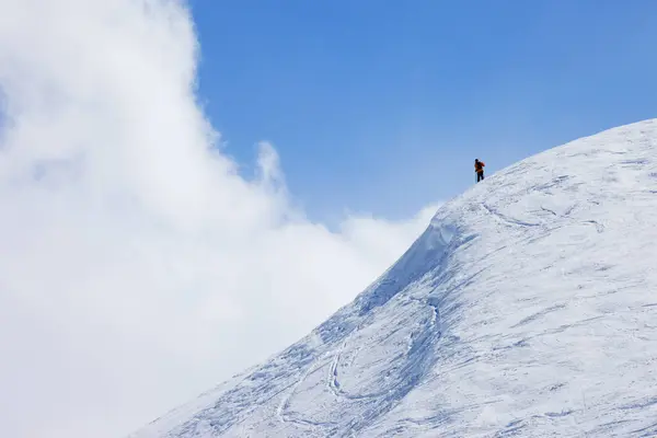 Pico Montanha Coberto Neve Com Caminhante Distante — Fotografia de Stock