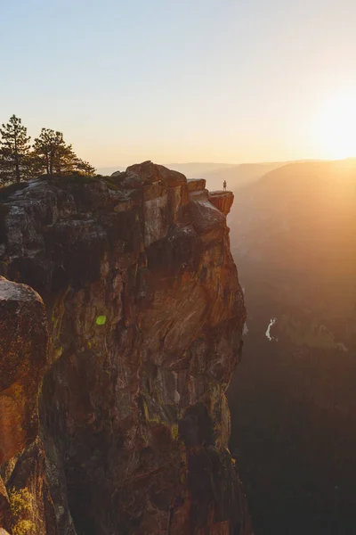 Живописный Вид Национальный Парк Йосемити Человек Стоящий Краю Скалы Заднем — стоковое фото