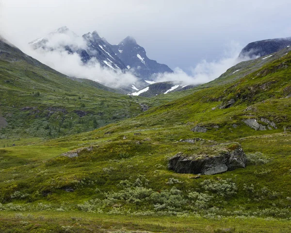 Jotunheimen 范围在云彩和绿色谷 — 图库照片