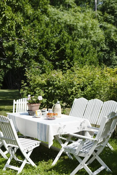 Λευκό Τραπέζι Και Καρέκλες Στον Κήπο Καλοκαίρι — Φωτογραφία Αρχείου