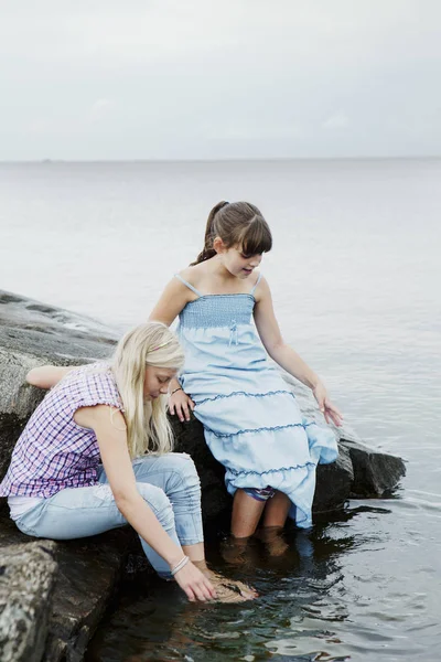 Twee Meisjes Spelen Zee Concentreren Voorgrond — Stockfoto
