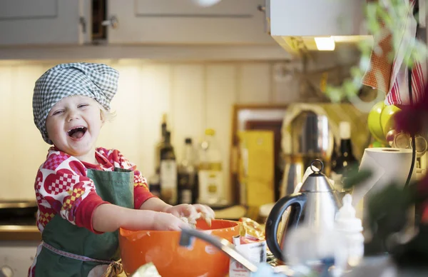 Счастливая Девочка Пекущая Кухне — стоковое фото