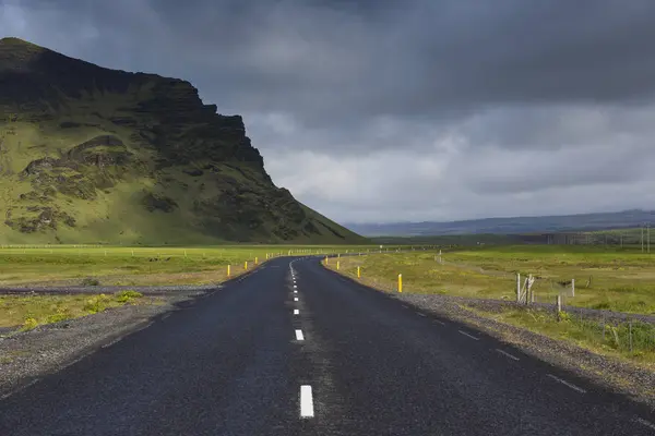 Camino Rural Bajo Nubes Tormenta Islandia —  Fotos de Stock