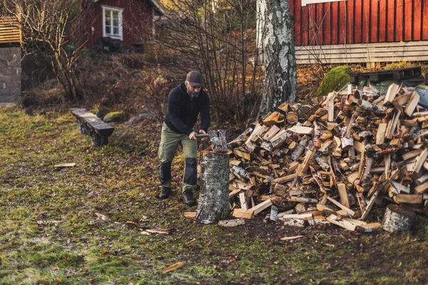 Man Splitting Fire Wood Selective Focus — Stock Photo, Image