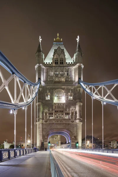 Geceleri Londra Tower Bridge Boyunca Trafik Işık Izi — Stok fotoğraf