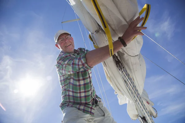Düşük Açılı Görünüş Olgun Adamın Yelken Için Hazırlanıyor — Stok fotoğraf