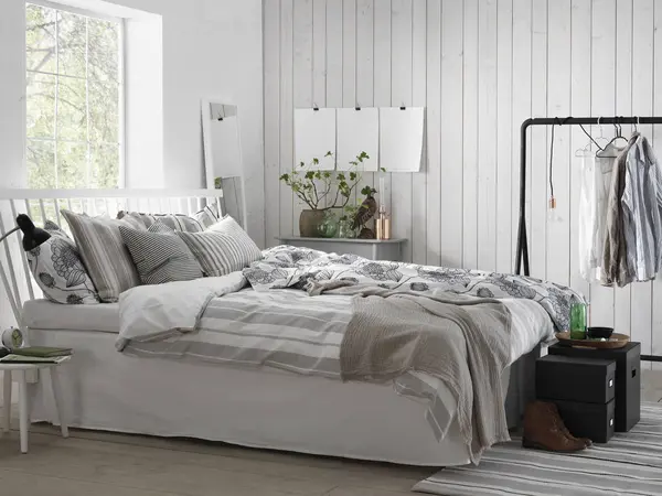 白いモダンな寝室 家のインテリア — ストック写真