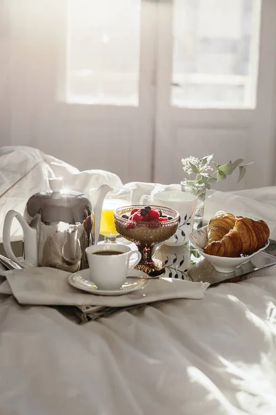 Yatakta Kahvaltı Tepsisi Seçici Odak — Stok fotoğraf