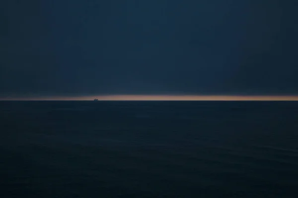 Vista Panorámica Del Barco Mar Por Noche Enfoque Selectivo — Foto de Stock