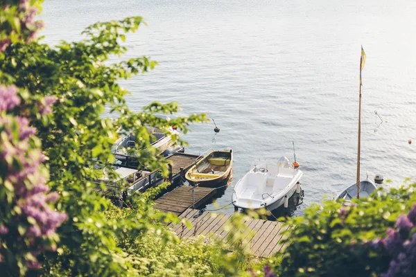 Naturskön Utsikt Över Båtar Nära Piren Vid Havet Sommaren — Stockfoto