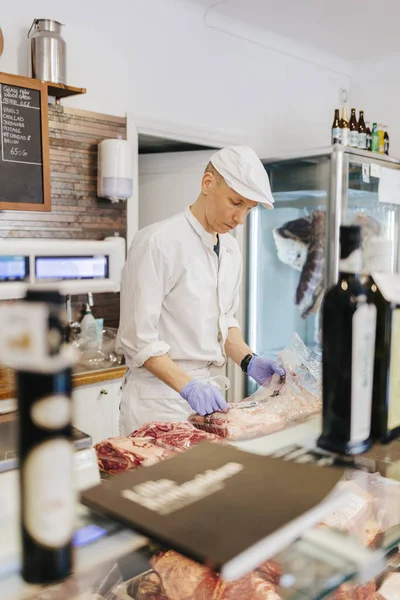 Carnicería Que Desenvuelve Carne Carnicería — Foto de Stock