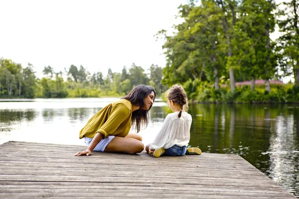 Mãe Filha Sentadas Cais Lado Lago — Fotografia de Stock