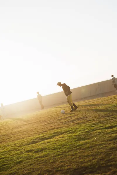 Quattro Ragazzi Adolescenti Che Giocano Calcio Nel Parco — Foto Stock