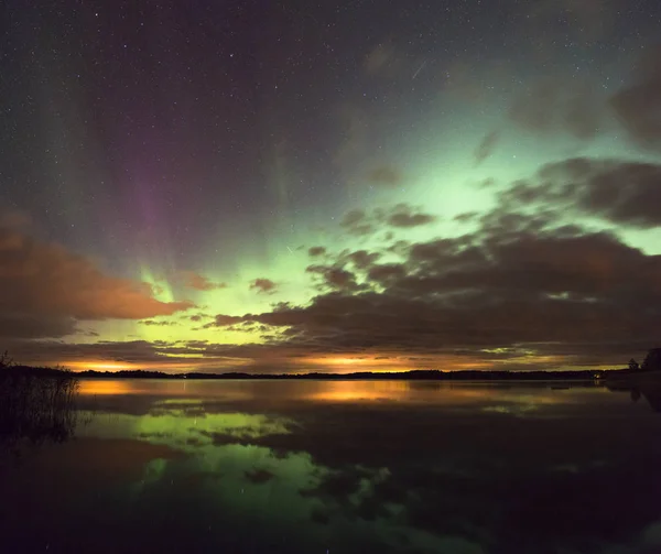 Aurora Boreal Nuvens Refletindo Água — Fotografia de Stock