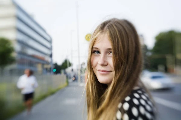 Blond Tienermeisje Straat Selectieve Focus — Stockfoto