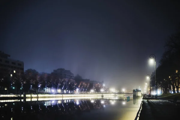 Gece Binaların Dış Arka Plan Işıklı Nehir Kıyısı — Stok fotoğraf