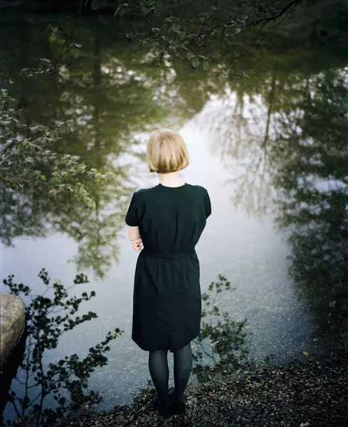 Νεαρή Γυναίκα Στέκεται Στην Άκρη Της Λίμνης — Φωτογραφία Αρχείου