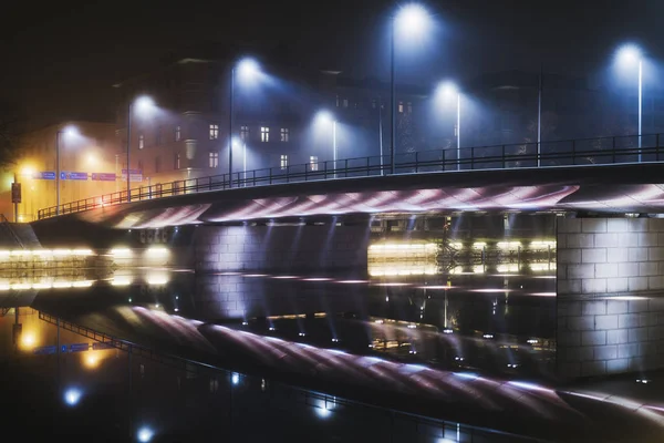 Oświetlony Most Nad Rzeką Nocy Europa Północna — Zdjęcie stockowe