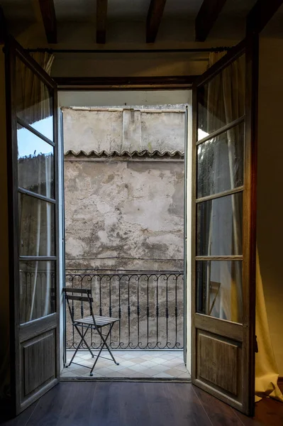 西班牙王国帕尔马阳台上的椅子 — 图库照片