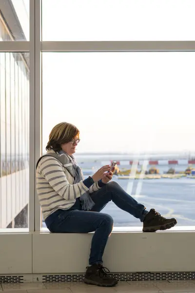 Kobieta Siedzi Korzystania Telefonu John Kennedy International Airport — Zdjęcie stockowe
