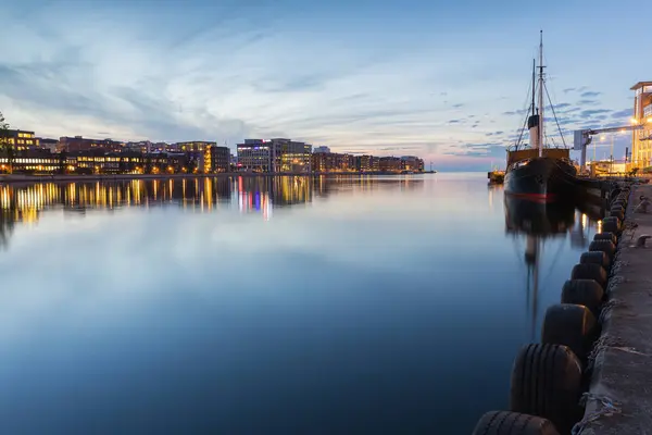 Aangemeerde Schip Stadsgezicht Schemering Noord Europa — Stockfoto