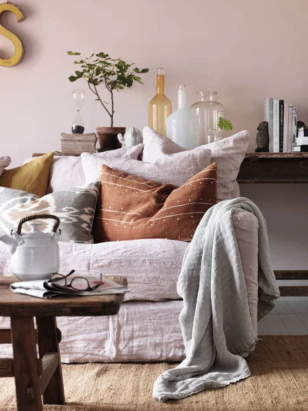 Vista de sofá e mesa de jornal com bule na sala de estar — Fotografia de Stock