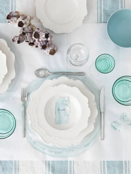 Vue grand angle de la table décorée en blanc et bleu — Photo de stock